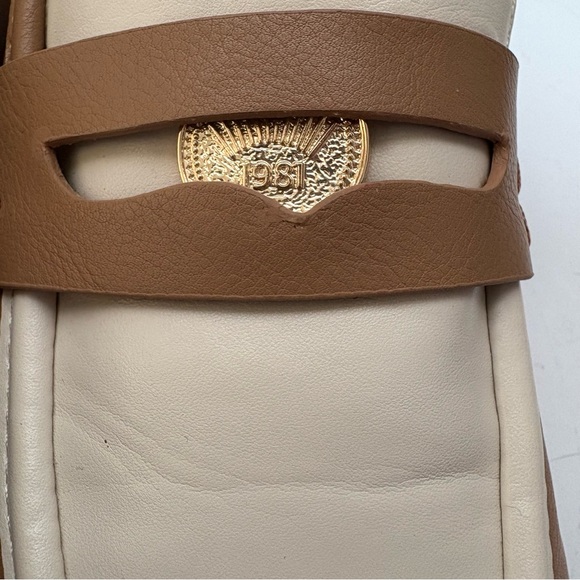 Chinese Laundry Tan & Cream Slip On Low Heel Loafers W/Gold Coin Women’s SZ 8M - Picture 8 of 8